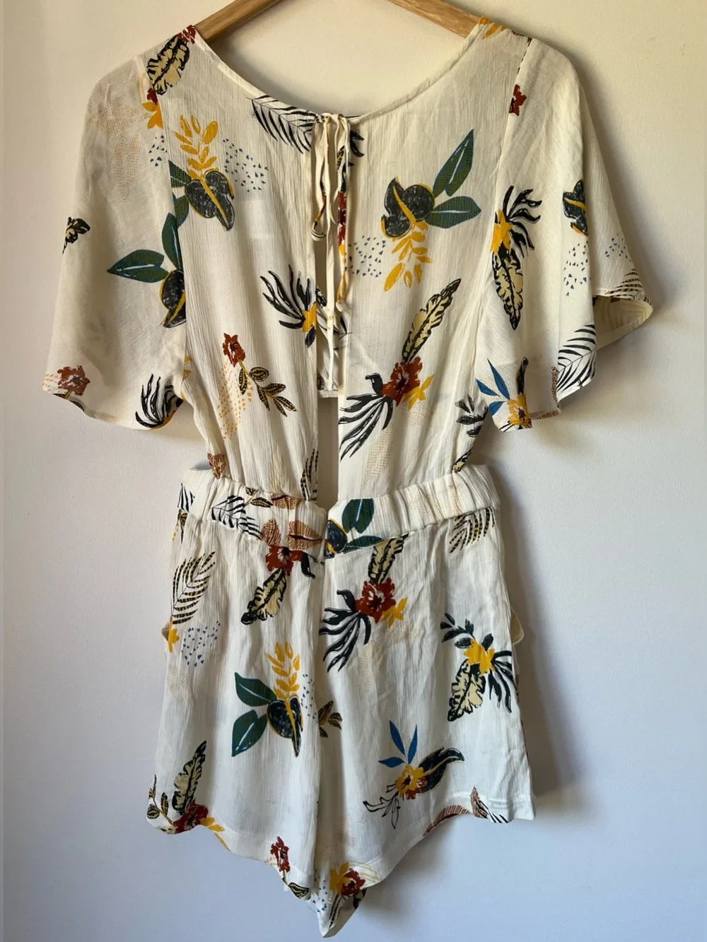 NWT Nasty Gal Collection Playsuit Romper Cream Floral Cut Out Size S/M - Picture 3 of 9